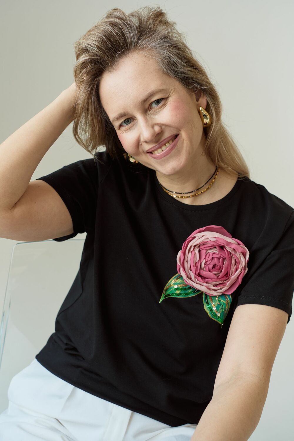 Футболка с пионом черная