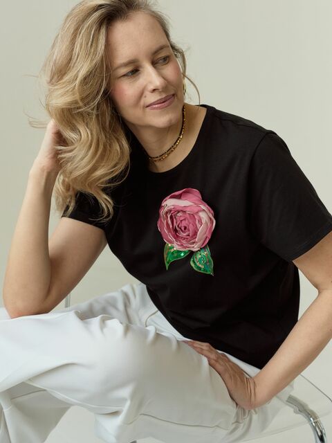 Футболка с пионом черная