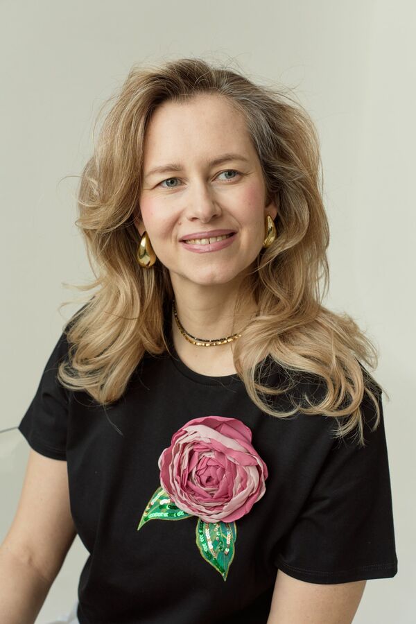 Футболка с пионом черная