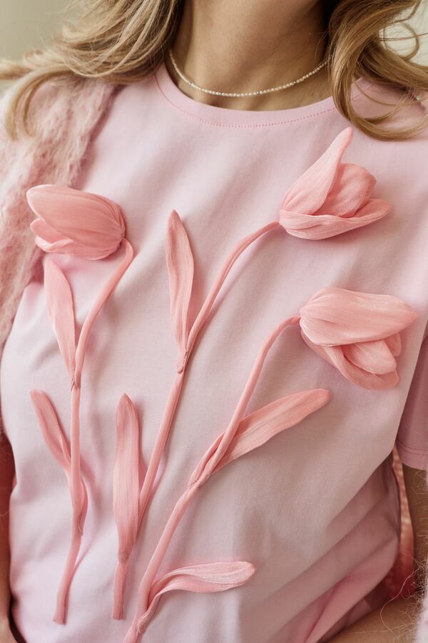 Футболка розовая с тюльпанами