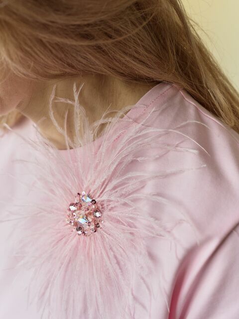 Розовая футболка с перьями