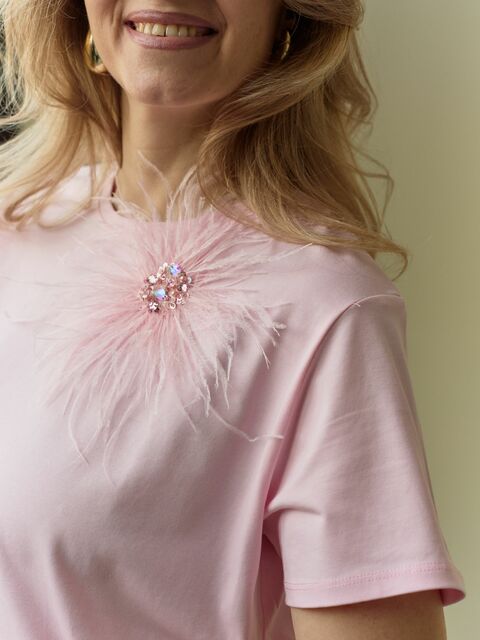 Розовая футболка с перьями