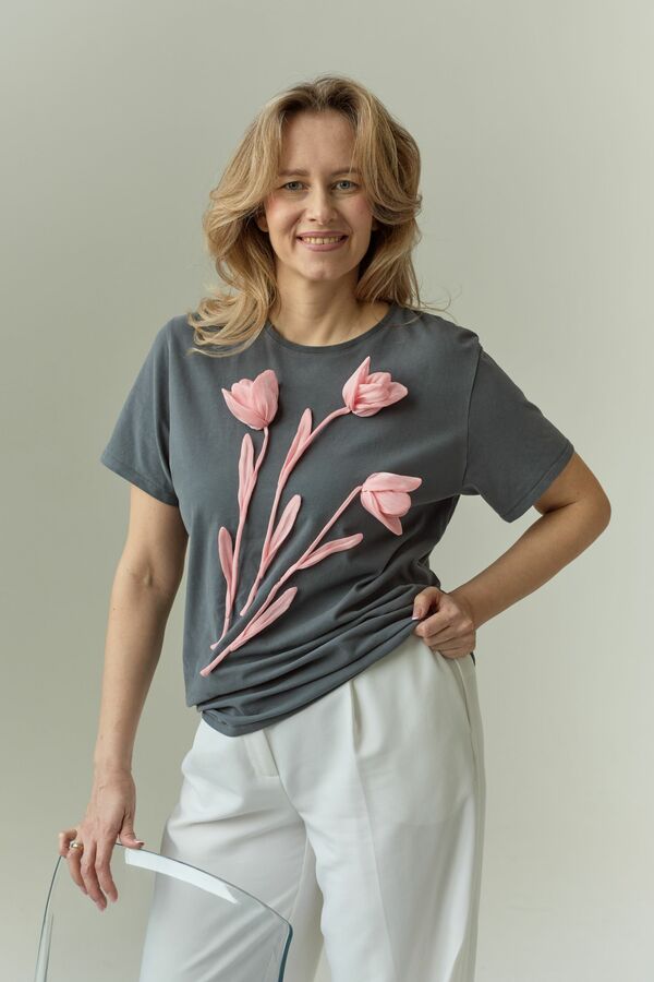 Футболка графитовая с тюльпанами