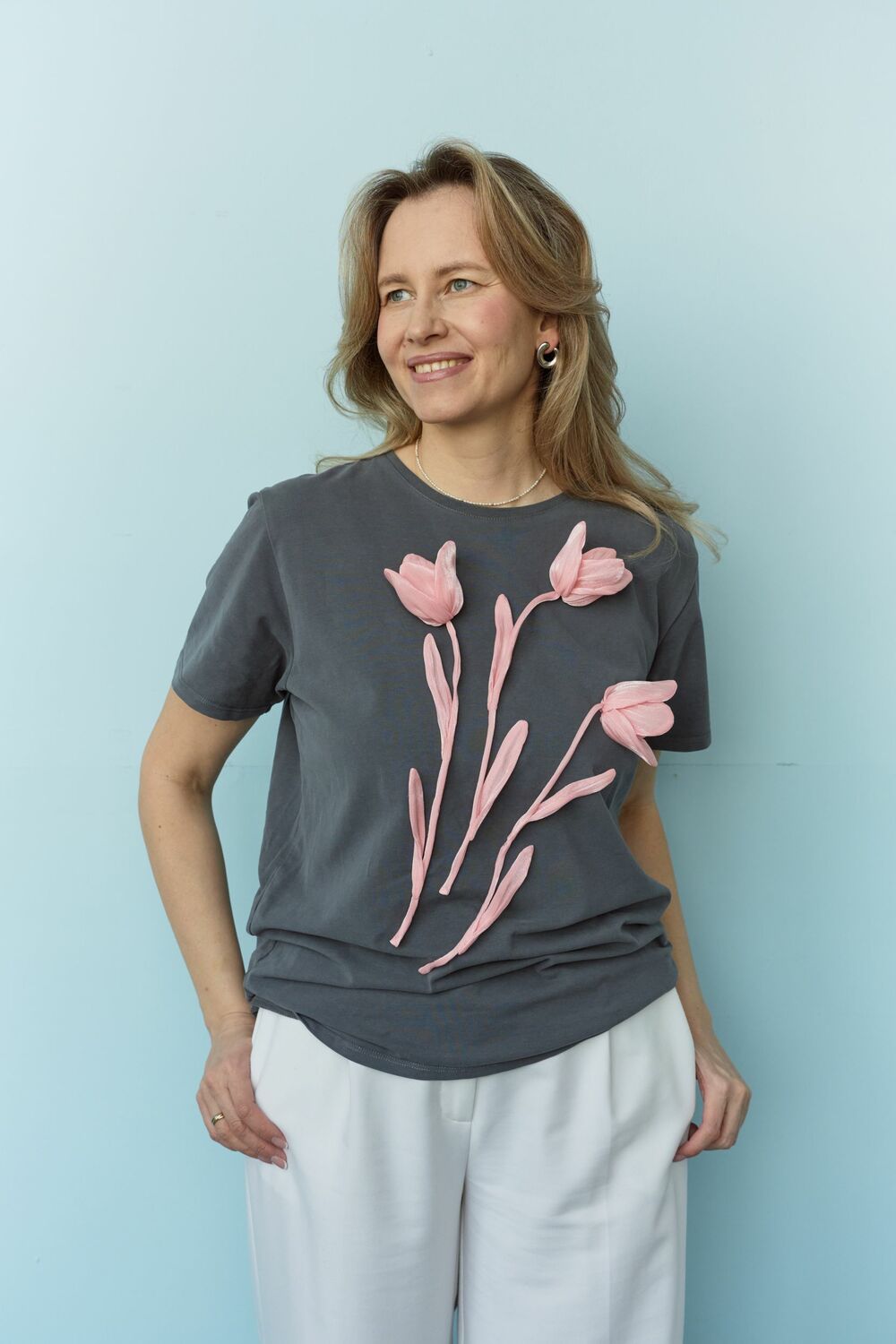 Футболка графитовая с тюльпанами