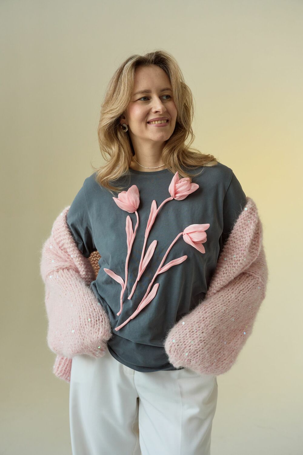 Футболка графитовая с тюльпанами