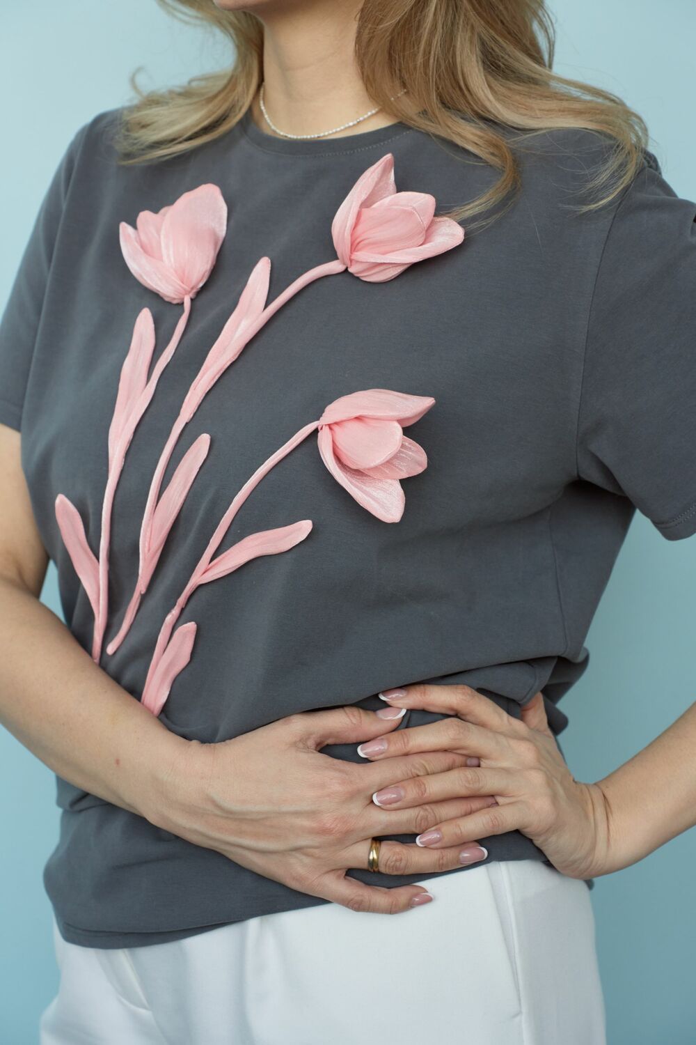 Футболка графитовая с тюльпанами