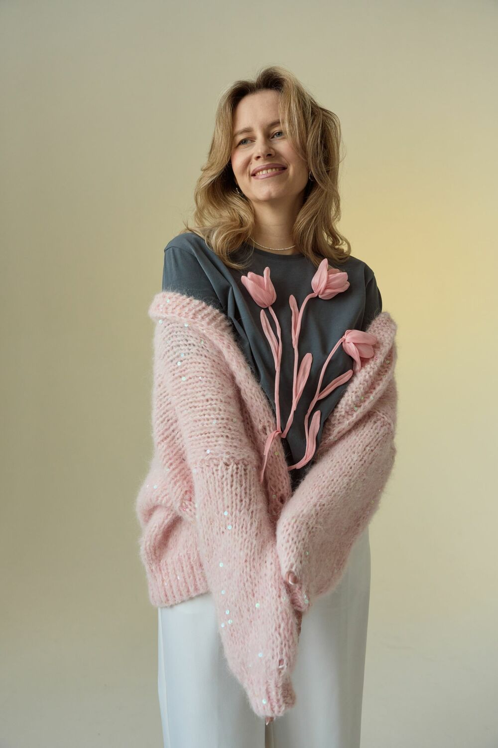 Футболка графитовая с тюльпанами