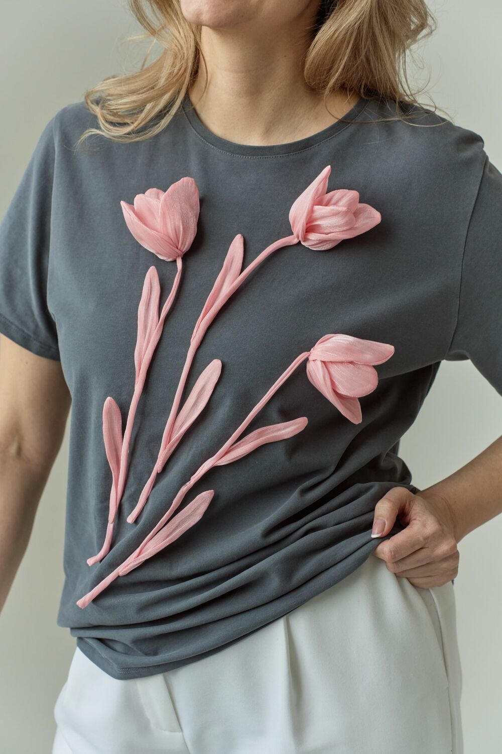 Футболка графитовая с тюльпанами