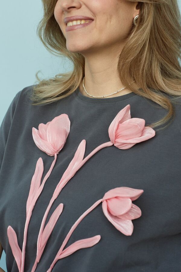 Футболка графитовая с тюльпанами