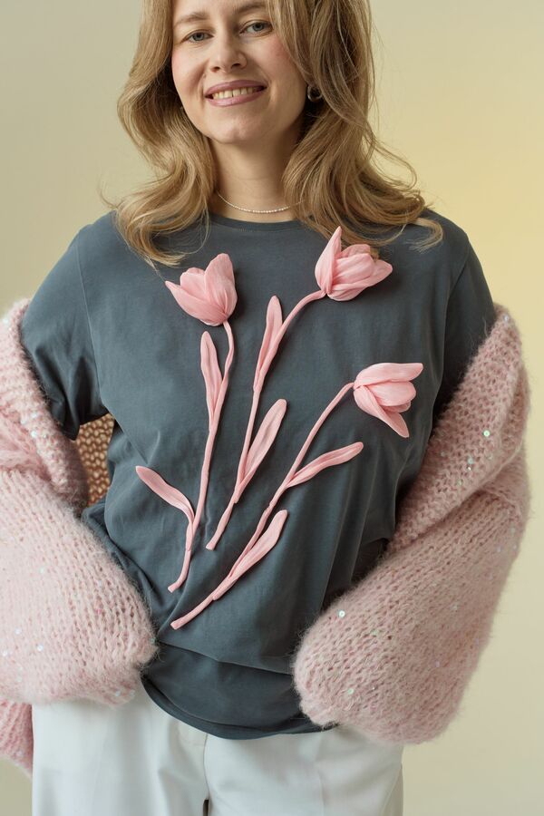Футболка графитовая с тюльпанами