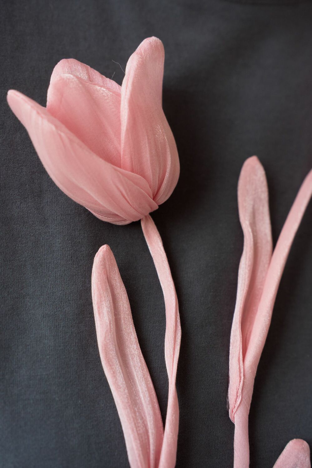 Футболка графитовая с тюльпанами