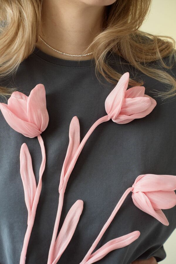 Футболка графитовая с тюльпанами