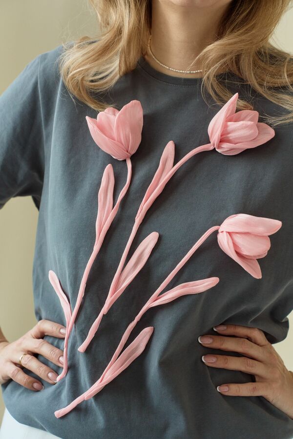 Футболка графитовая с тюльпанами