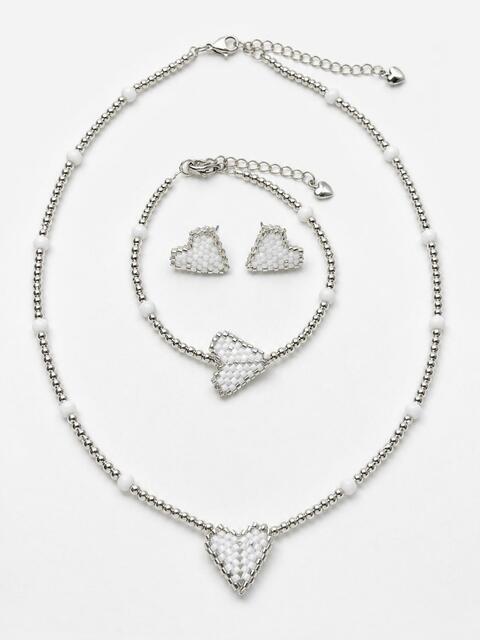 Серьги с белым сердечком из бисера