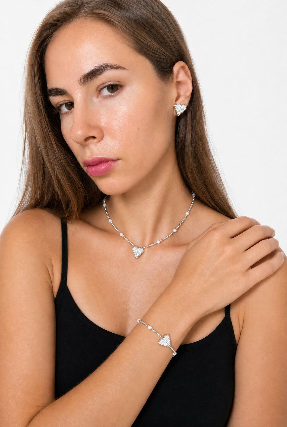 Серьги с белым сердечком из бисера